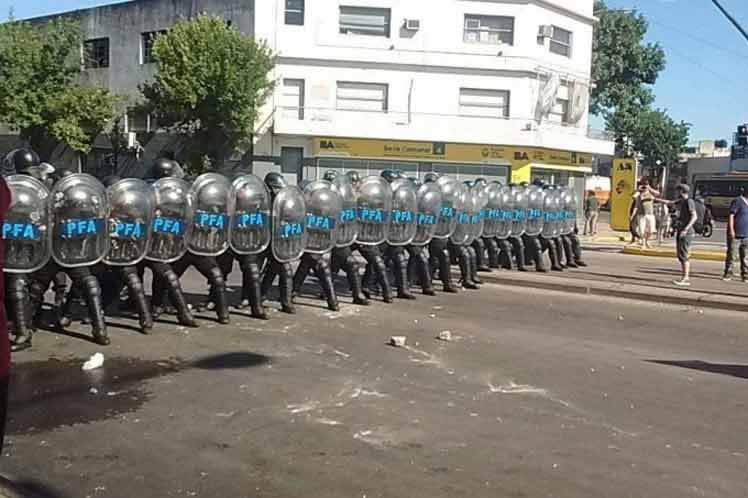 DESALOJAN A EMPLEADOS ARGENTINOS EN HUELGA Y LLAMAN A LA SOLIDARIDAD