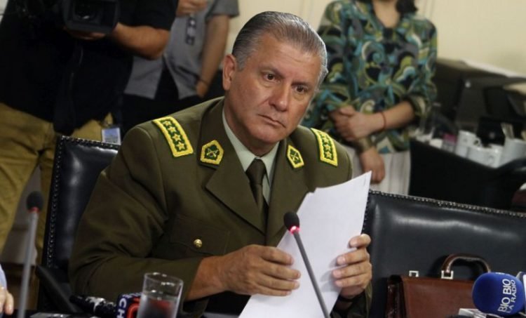 CUESTIONAN CONTINUIDAD DE VILLALOBOS AL MANDO DE CARABINEROS: “SE LE ACABA EL TIEMPO PARA TOMAR UNA DECISIÓN”