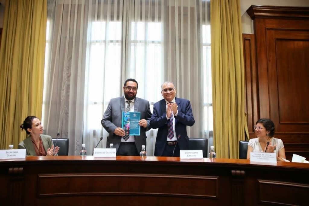 Rectoras y rectores del CRUCH entregaron a Ministro de Educación informe de fortalecimiento de pedagogías “La Docencia Cambia Vidas”