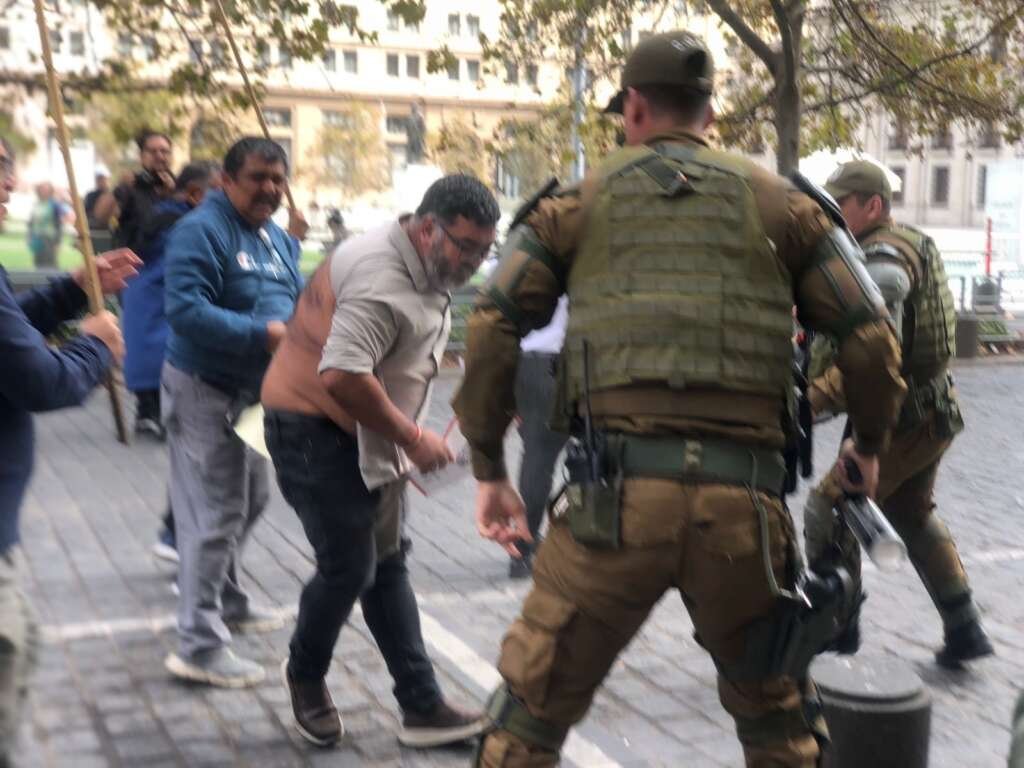 Presidente de la CUT agredido por carabineros en La Moneda