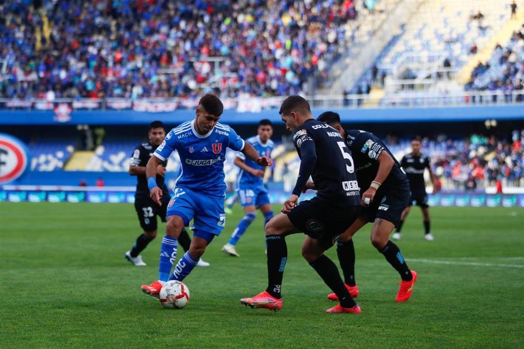 Universidad de Chile mantiene liderazgo en torneo de fútbol