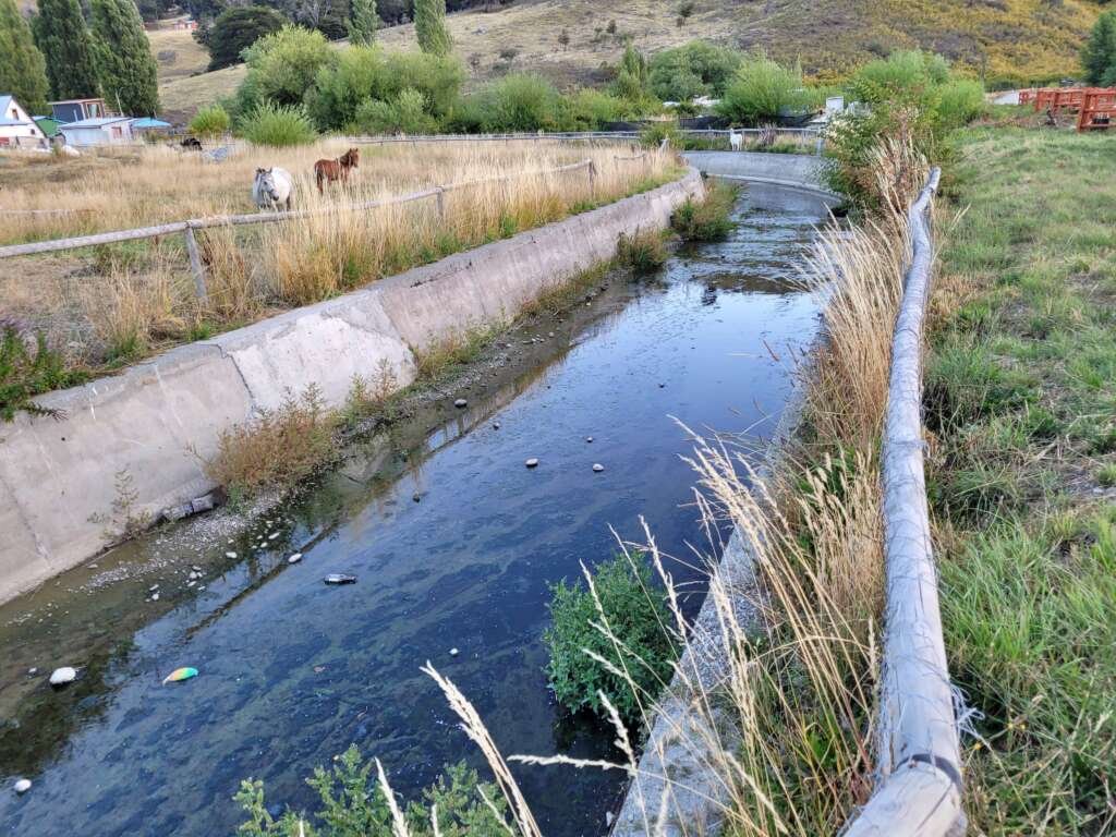 Aguas servidas en Puerto Guadal: Los episodios de malos olores y contaminación que ensucian la Perla del Lago