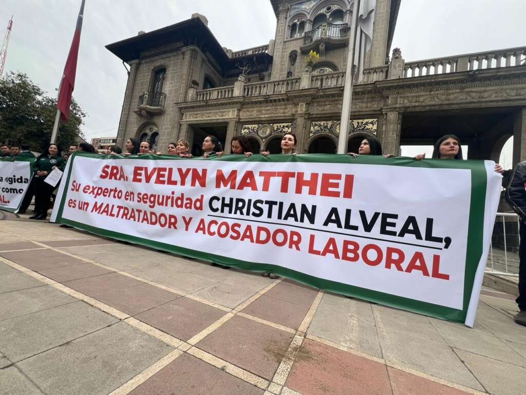 Cuestionan permanencia de Christian Alveal como asesor de la candidata presidencial Evelyn Matthei, condenado por acoso laboral en contra de una funcionaria de Gendarmería.