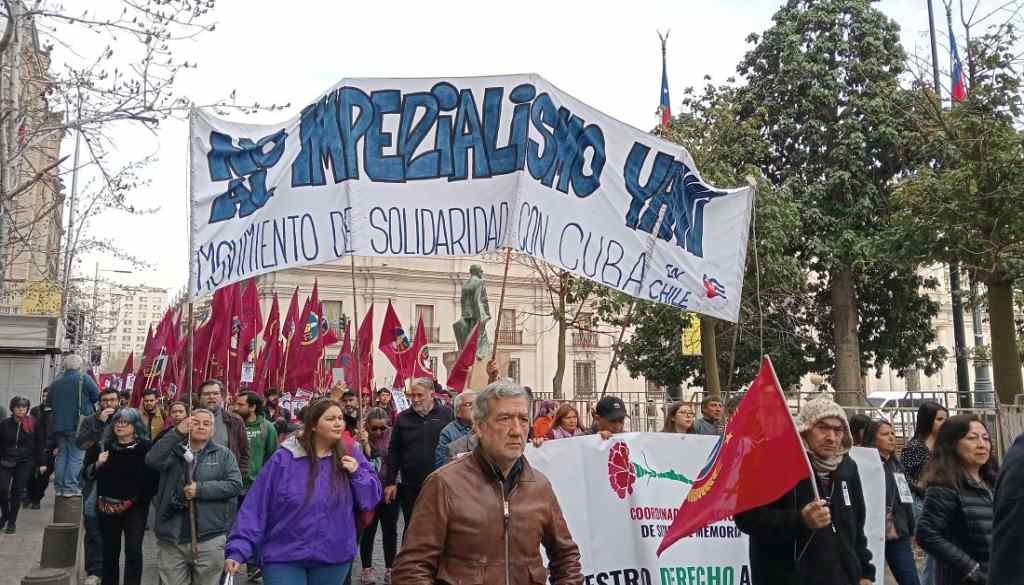 Solidaridad con Cuba y Palestina en marcha por la memoria en Chile