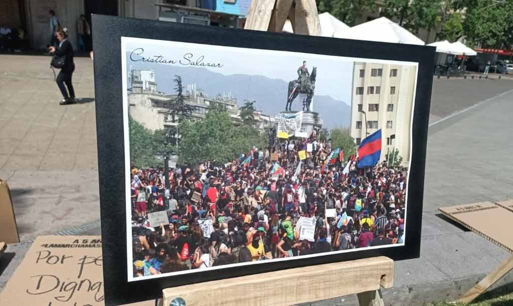 Muestra fotográfica revive escenas del estallido social en Chile