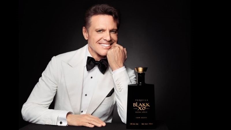 Sello Luis Miguel en primer tequila negro del mundo