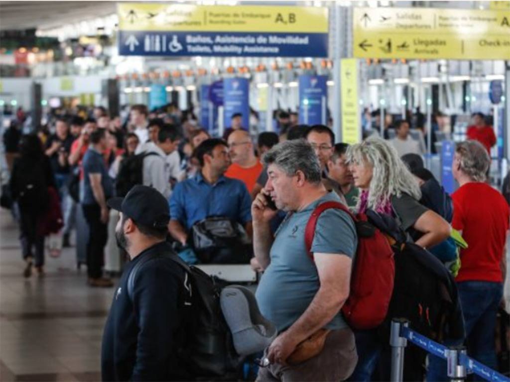 Trabajadores aeroportuarios de Chile prevén prolongar protestas