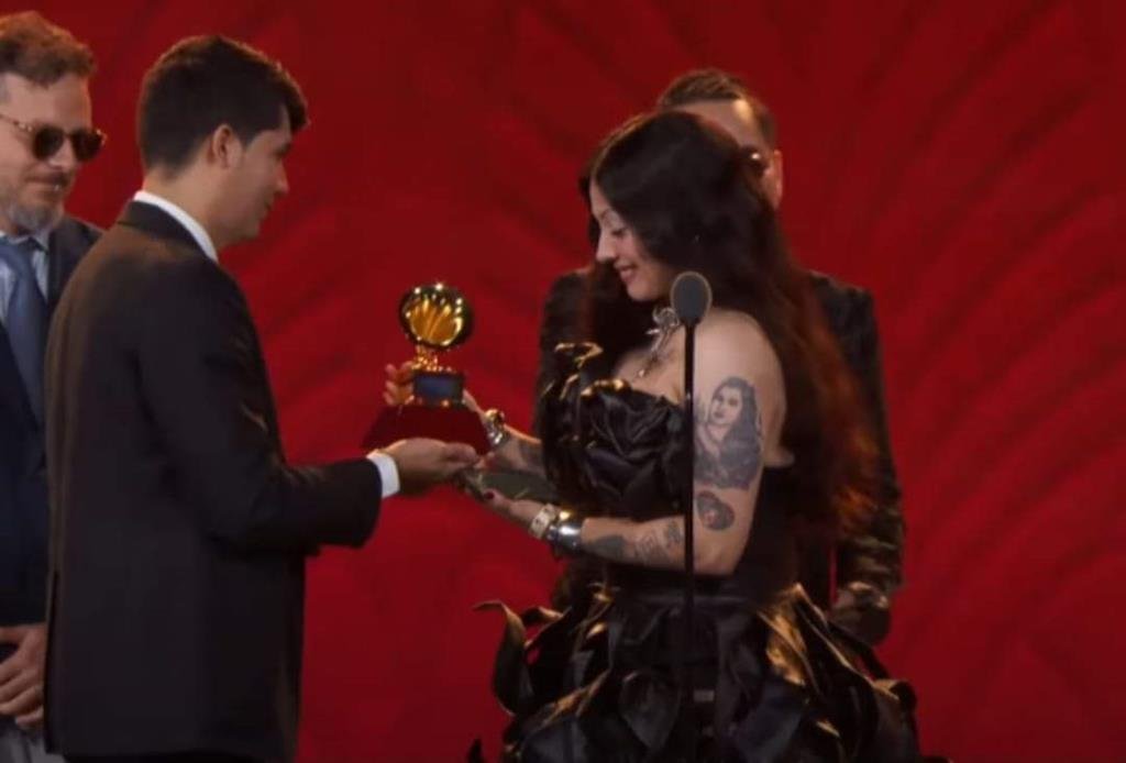 Felicitan en Chile a Mon Laferte por Grammy Latino